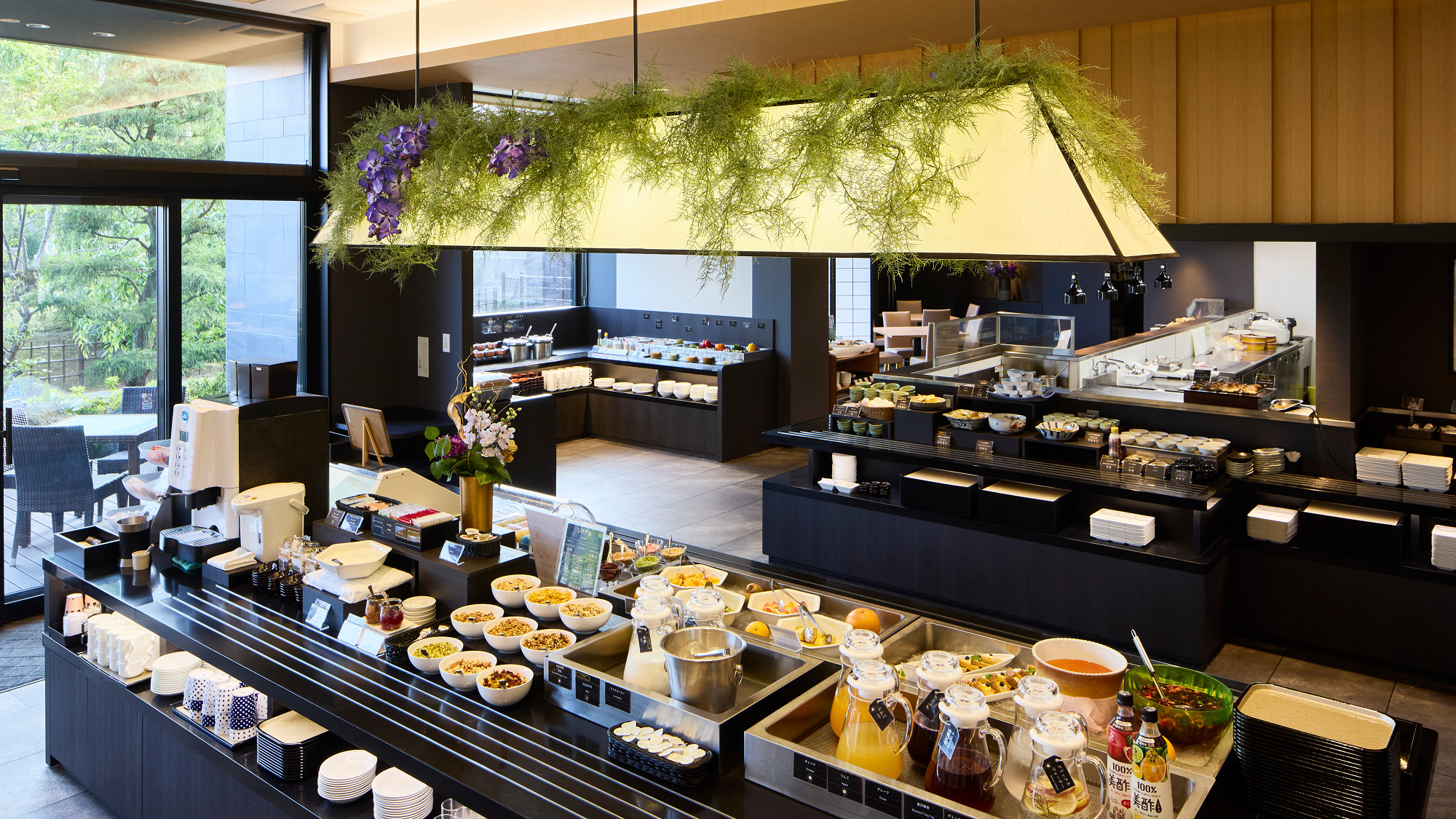 地元の旬の食材をふんだんに使った朝食をブッフェスタイルで。