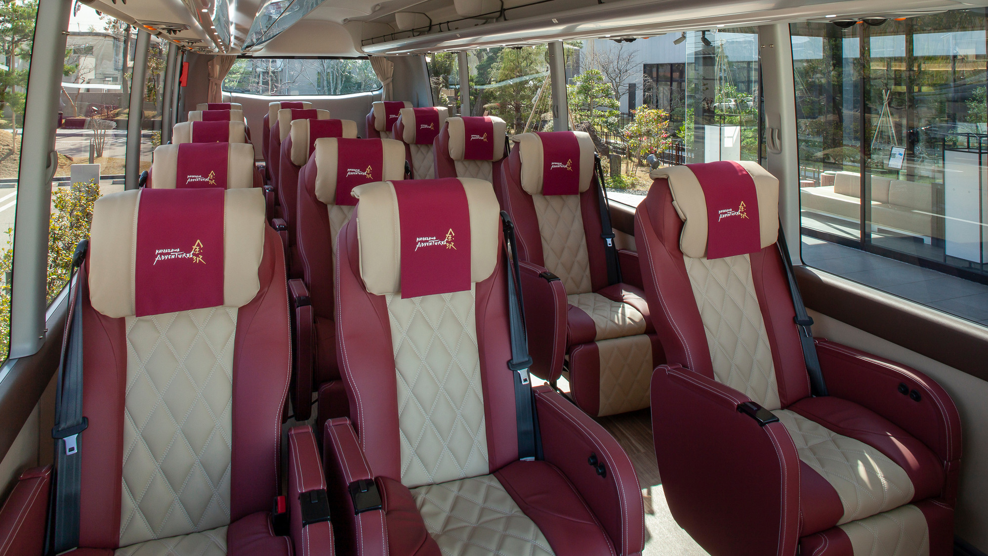 ラグジュアリーバス「彩の風」号イメージ。 バスの車窓から安心安全に観光をお楽しみいただけます。