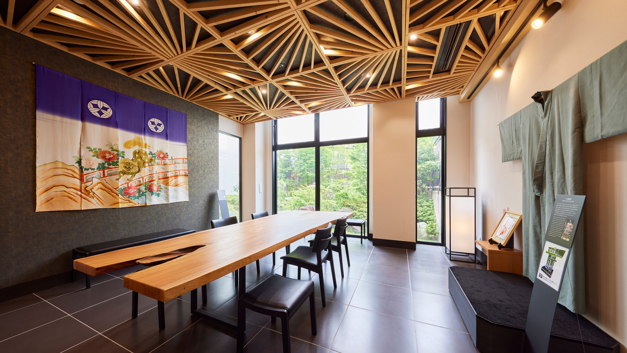 郷土に縁のあるお品をご紹介しております。