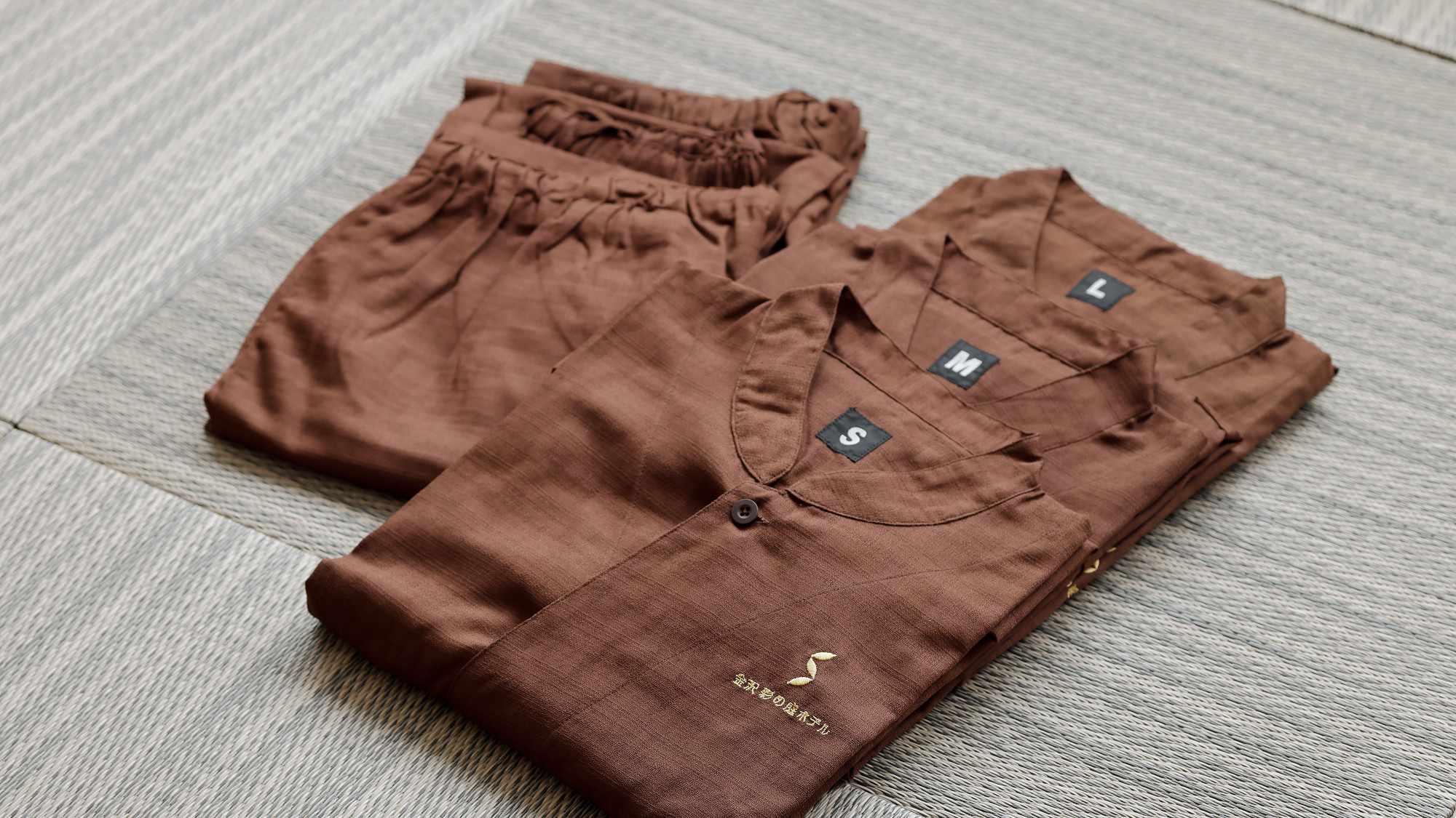 お部屋には専用の館内着をご用意しております。