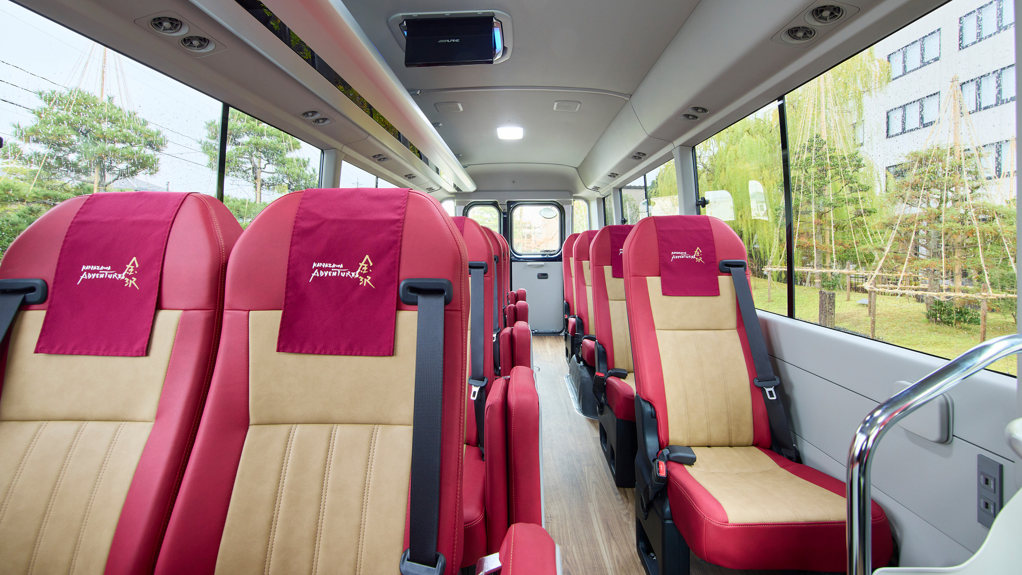 ラグジュアリーな内装のバスでゆったりとお寛ぎください