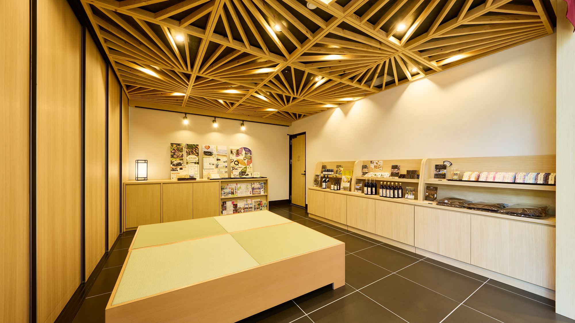 この土地の魅力が詰まったお土産の数々をご用意しております。