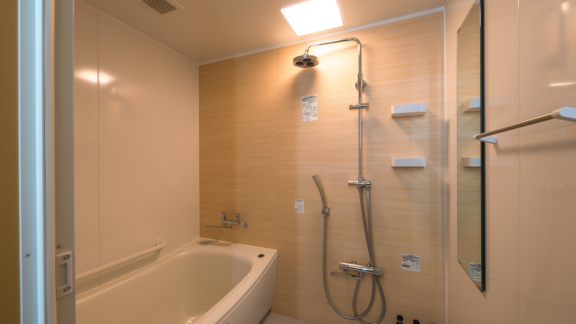湯船と洗い場が分かれた客室のお風呂。全室高機能シャワー完備。