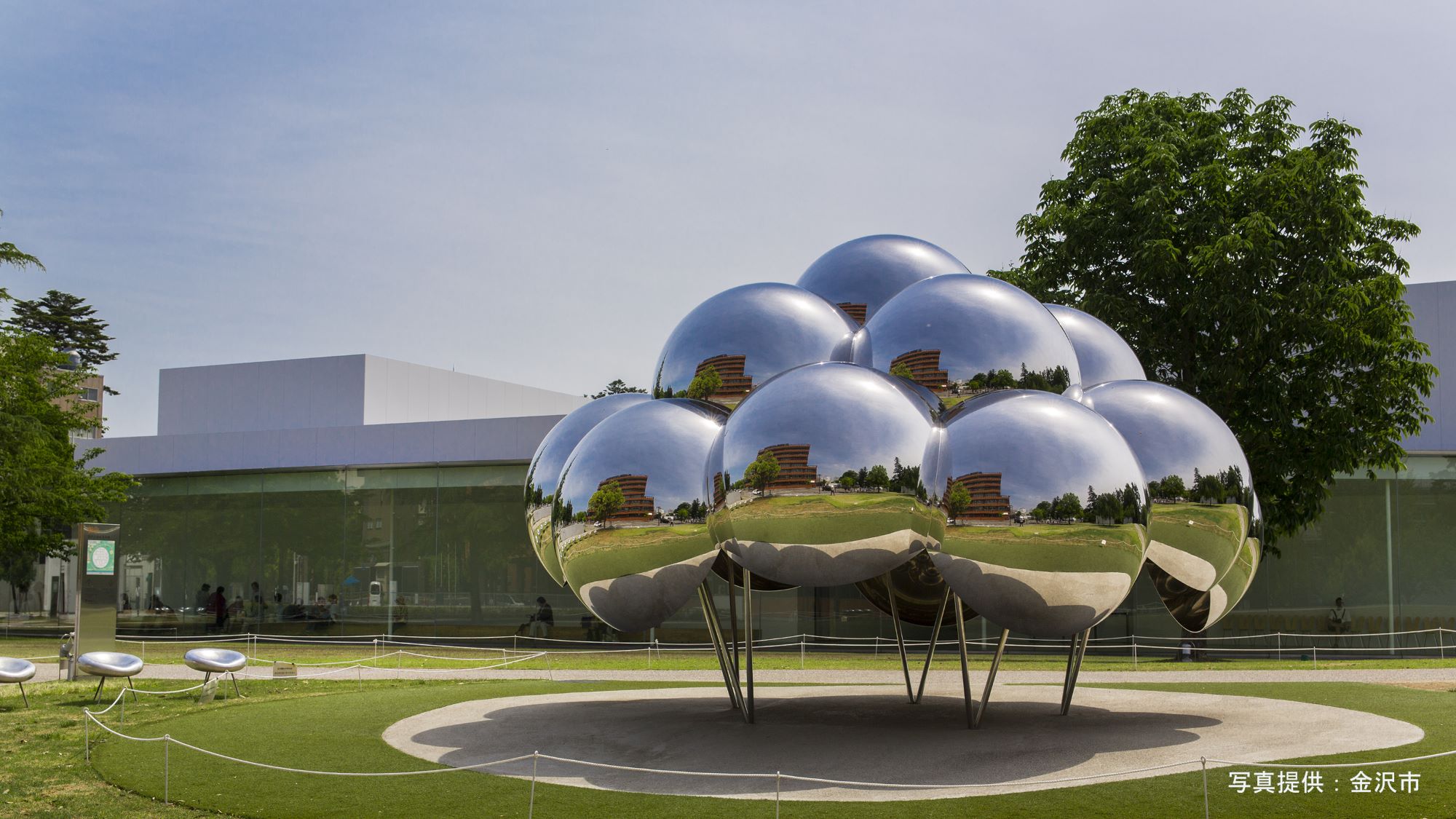 金沢周遊ラグジュアリーバスツアー（金沢21世紀美術館）