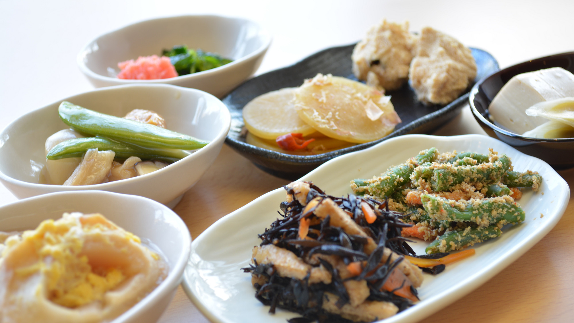 郷土料理や地元の食材をふんだんに使った朝食。