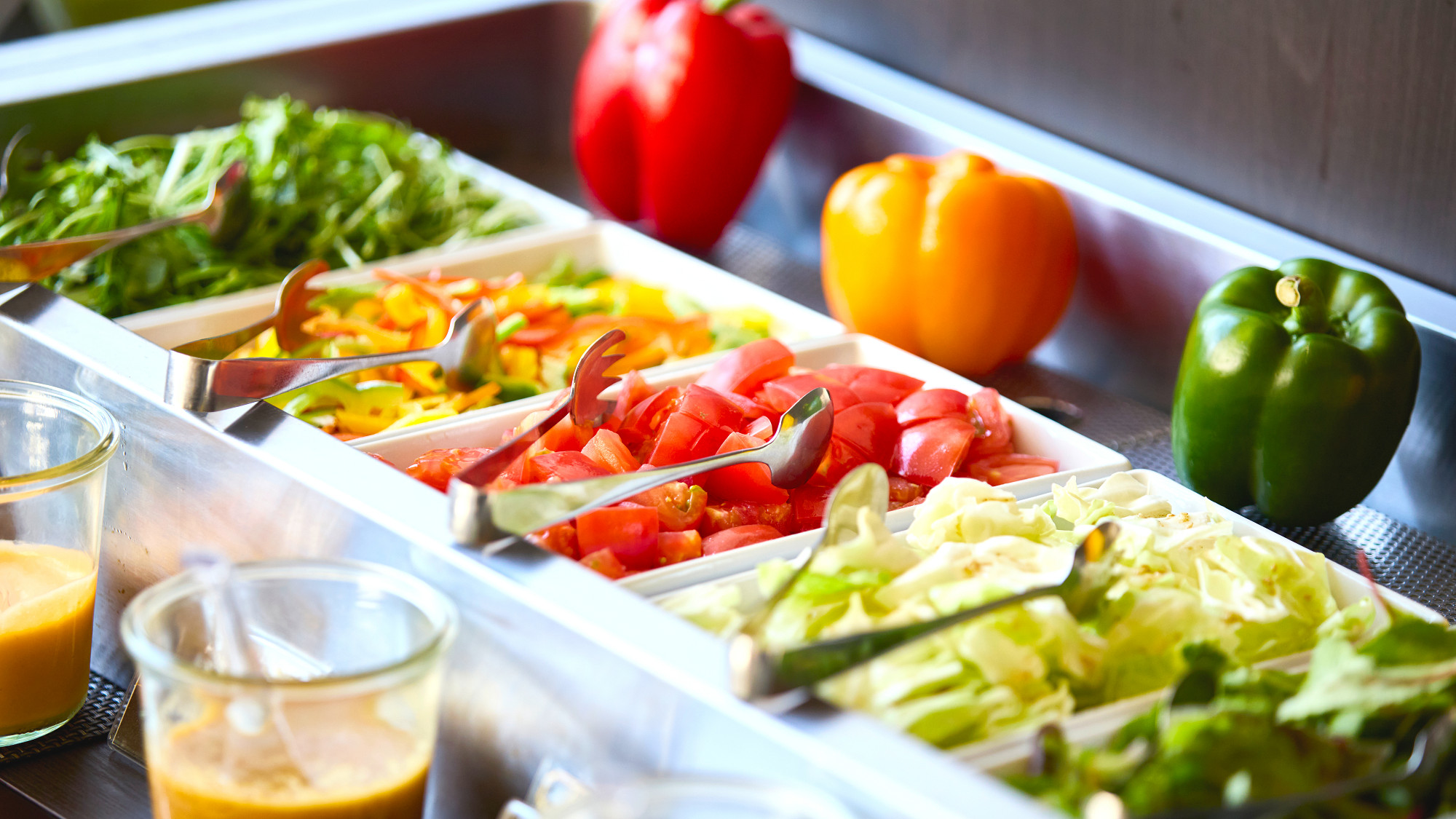 新鮮なサラダもこの土地ならではの野菜を多数揃えております。