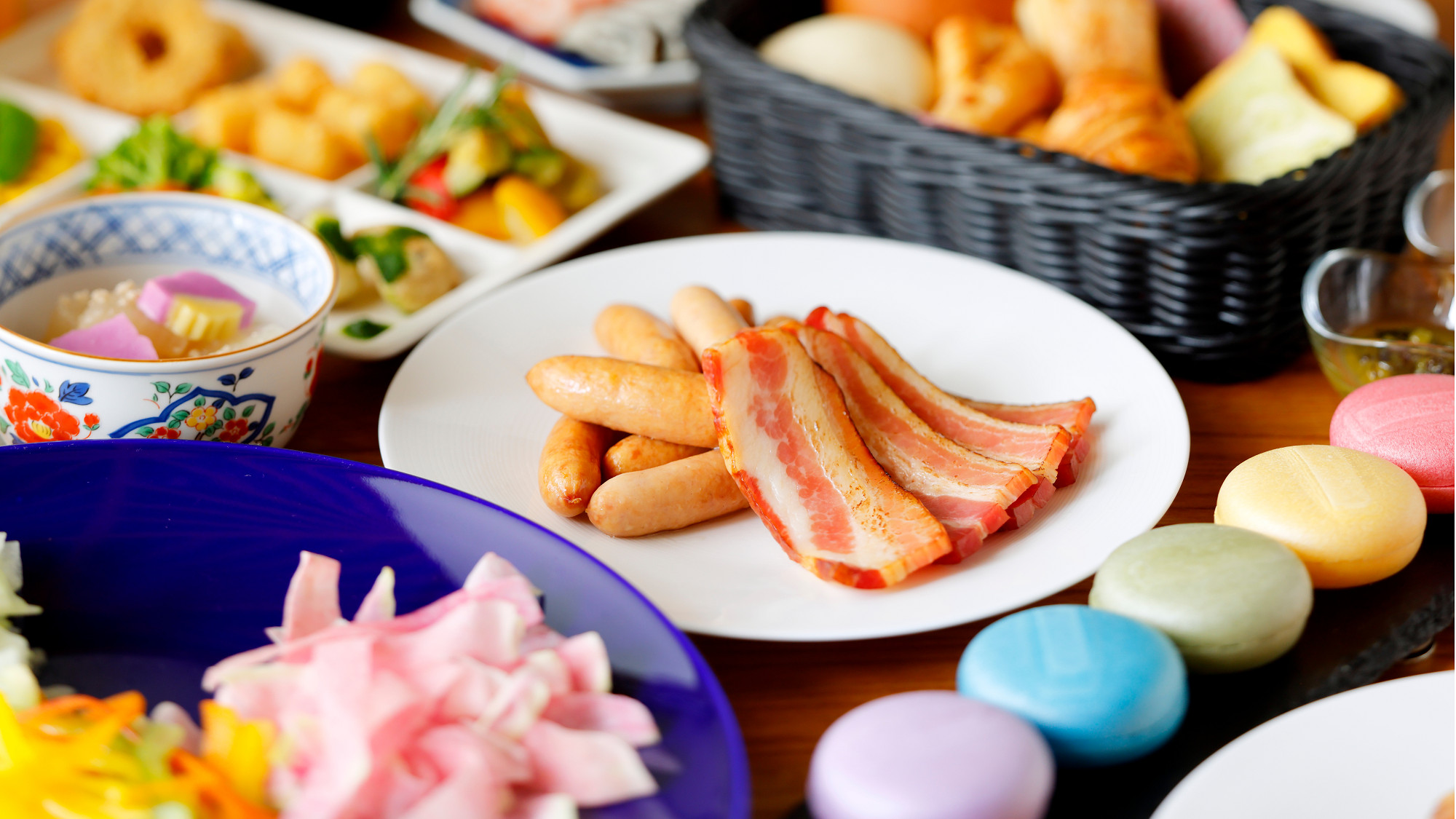 地元の食材をふんだんに使った和洋ブッフェをご賞味ください。