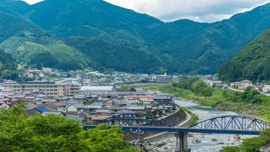 *【眺望】高台に佇む当館は、下呂の街並みを眼下に望みます