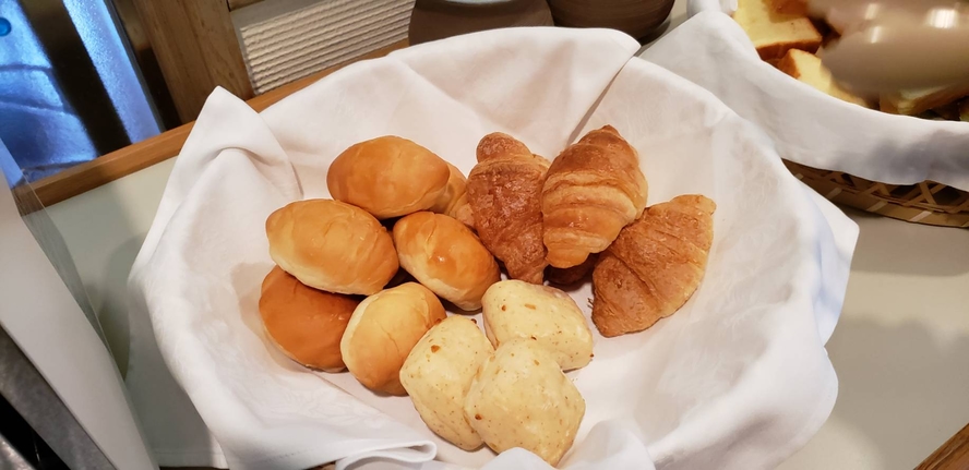 【朝食】4～5種類のパンをご用意しております