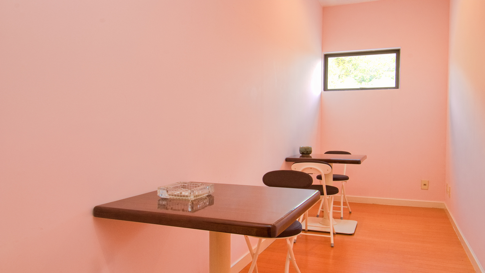 おタバコは喫煙ルームをご利用ください