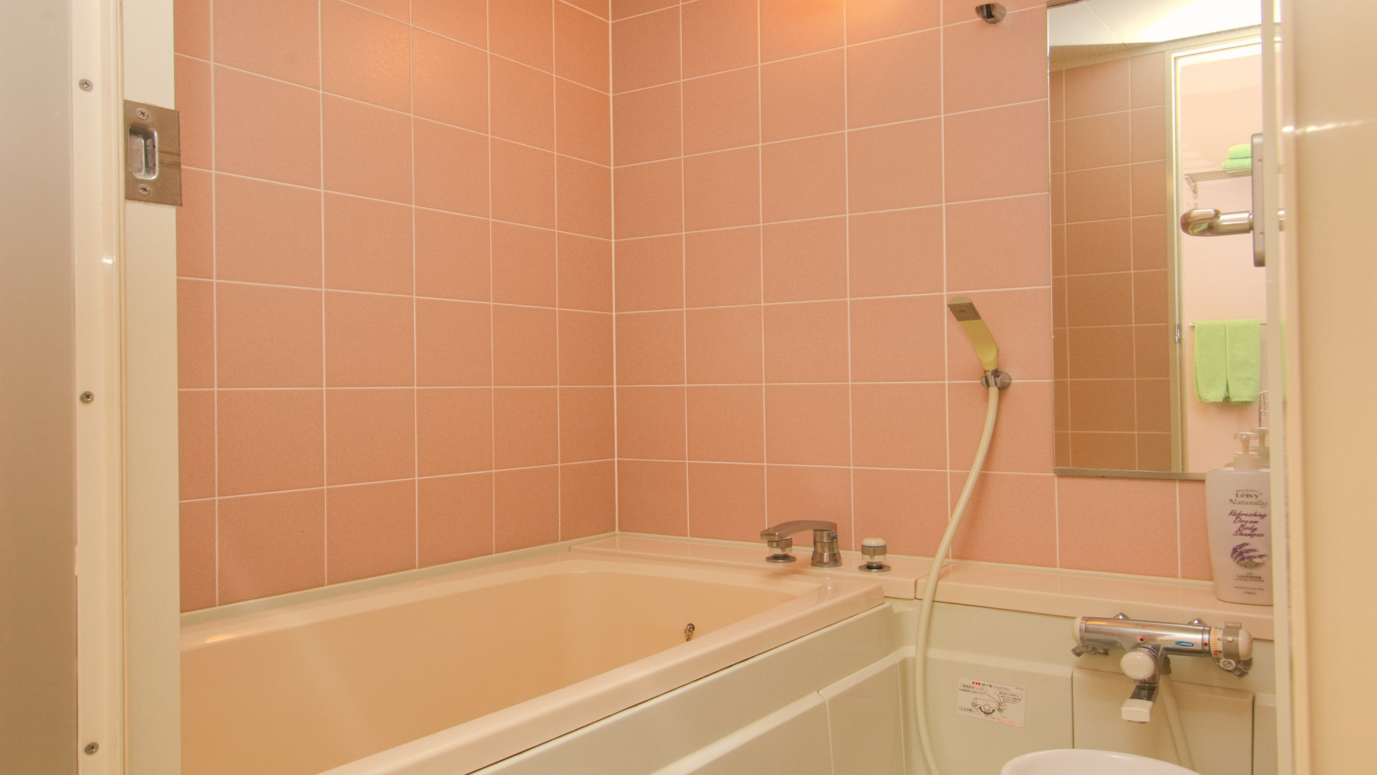 お部屋にはバスルーム付です