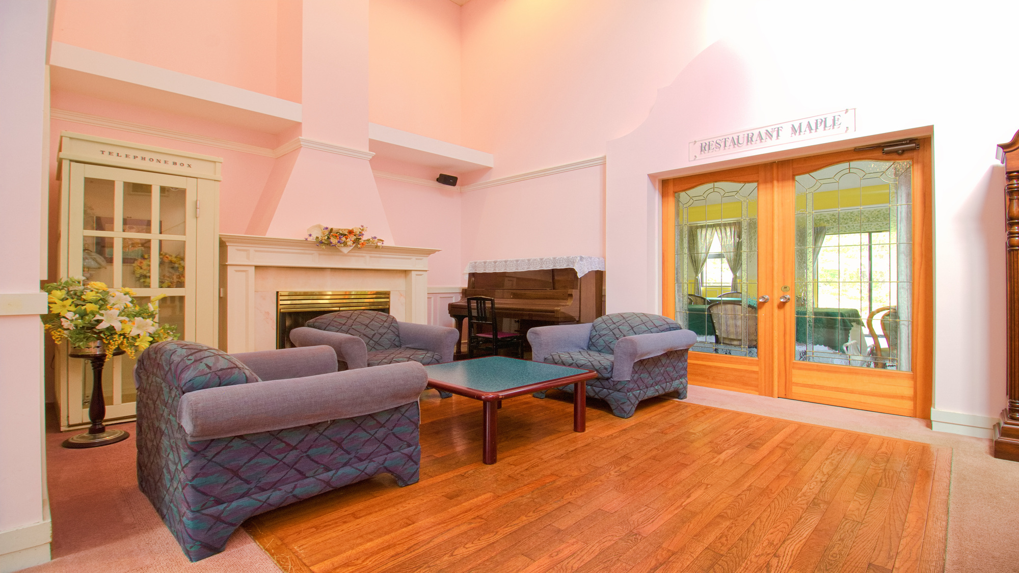 温かみのあるインテリアが彩る、くつろぎのロビー。