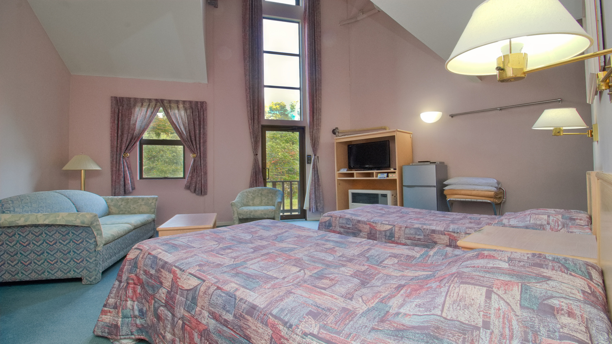 天井の高いお部屋でゆったりとお過ごしください