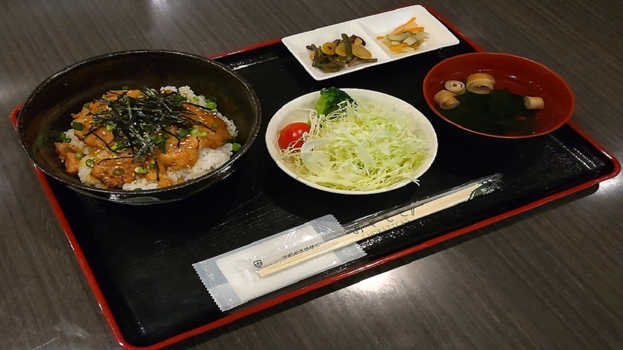 焼き鳥（塩）丼＆サラダ