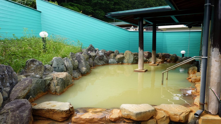 *露天風呂一例/源泉そのままのお湯が大きな岩風呂に注がれています！