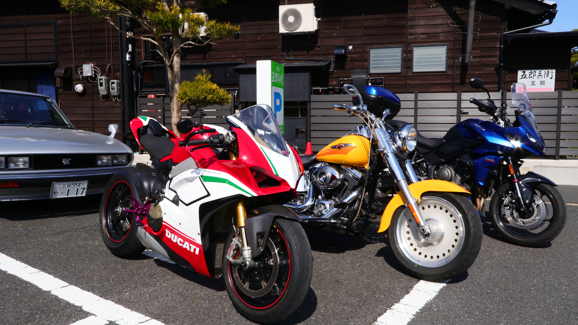 バイクでお越しの方は屋根付きガレージにご案内いたします