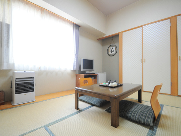 [日式房間6張榻榻米] 氣氛輕鬆的日式房間。請伸展雙腿休息一下。