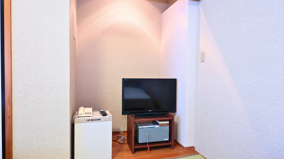 ・客室内テレビと冷蔵庫