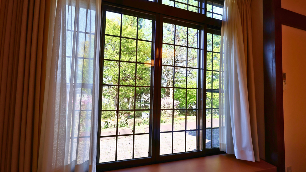 ・庭を望む窓辺のひととき