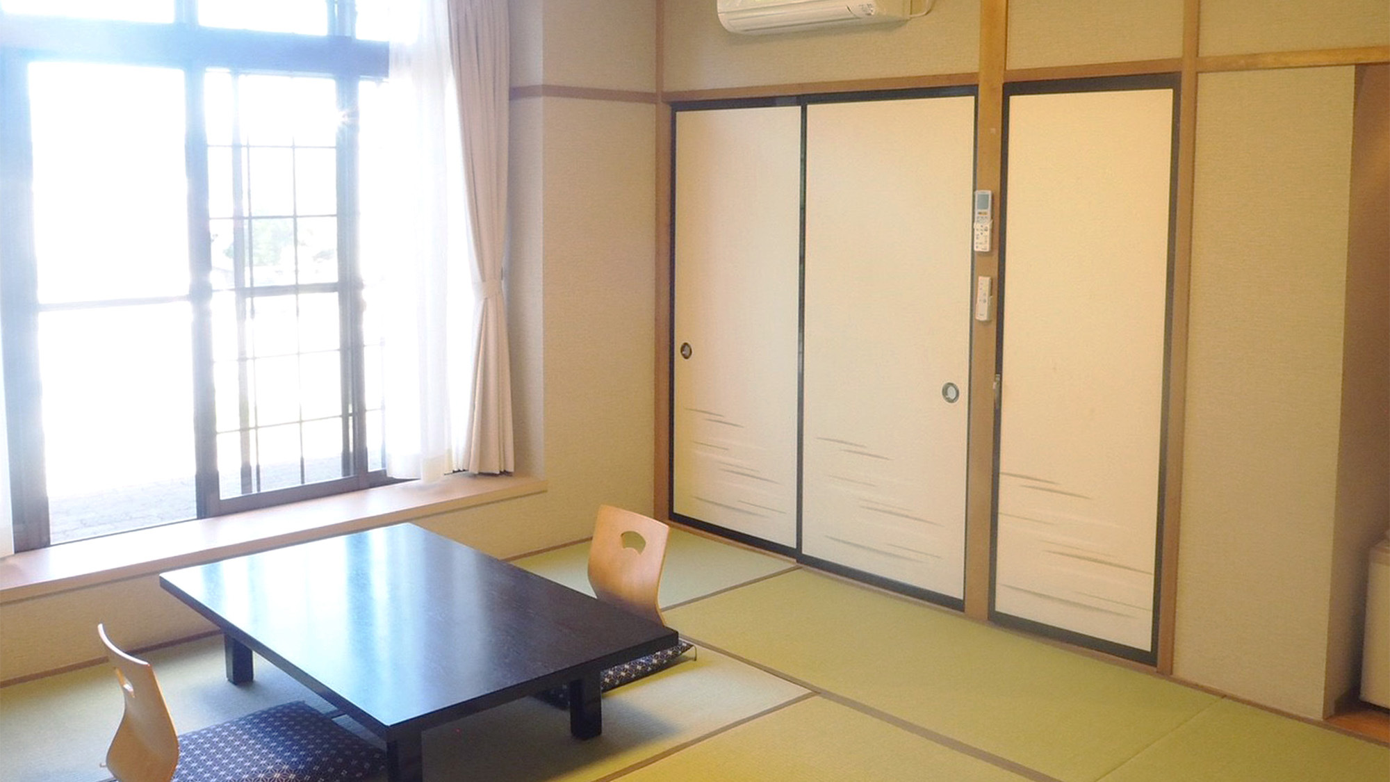 ・大きな窓がついた明るい和室で、ごゆっくりおくつろぎください