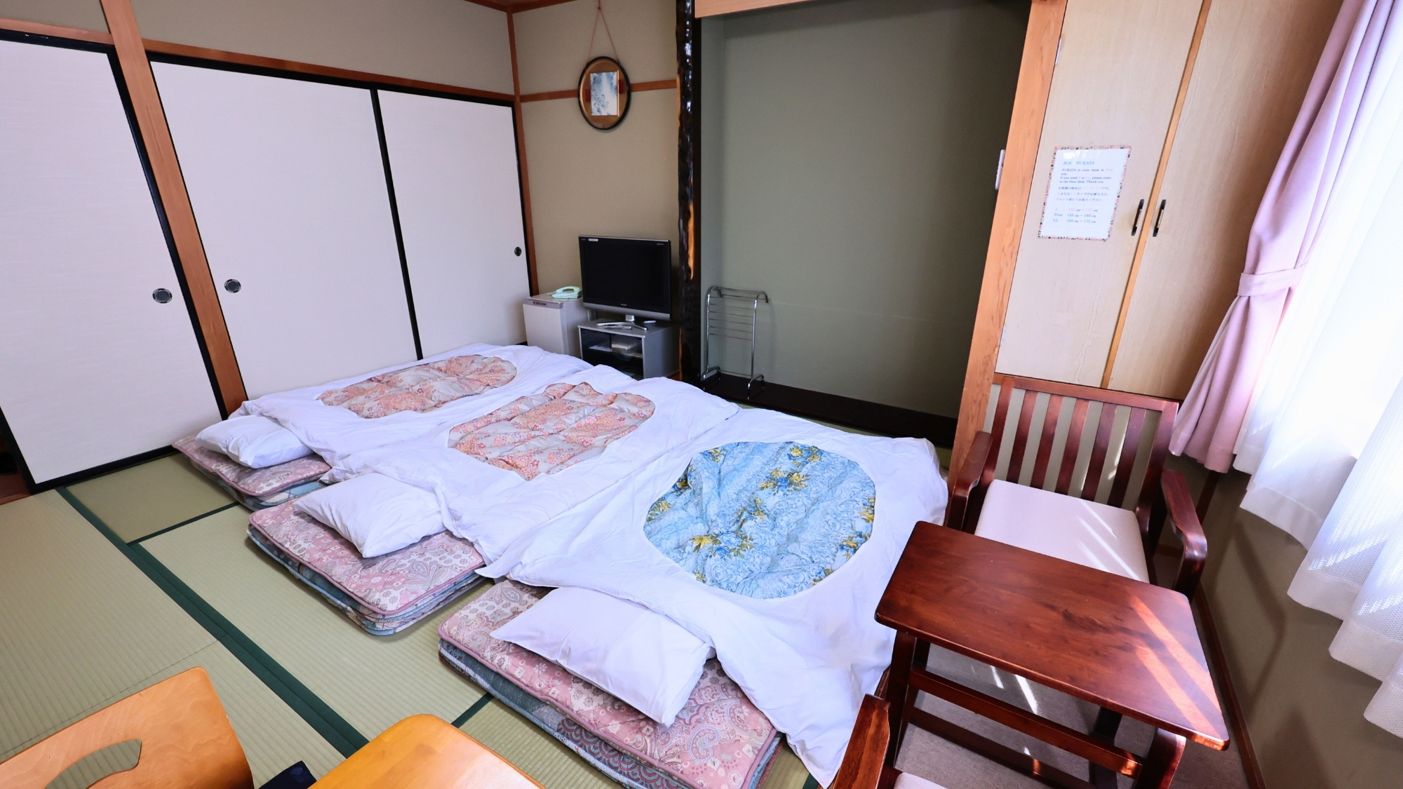 ・布団と座卓が整う和室