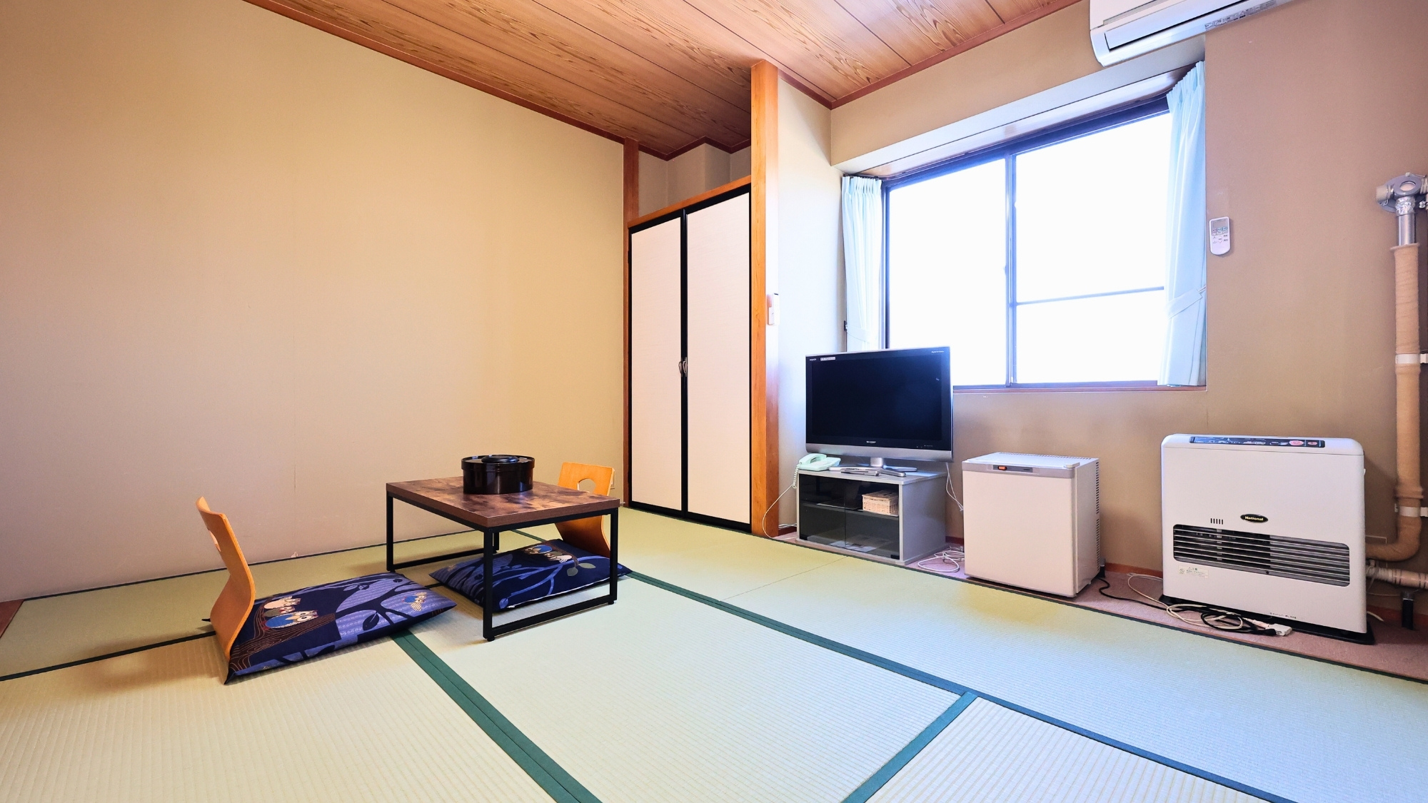 ・畳とテレビ付きの和室