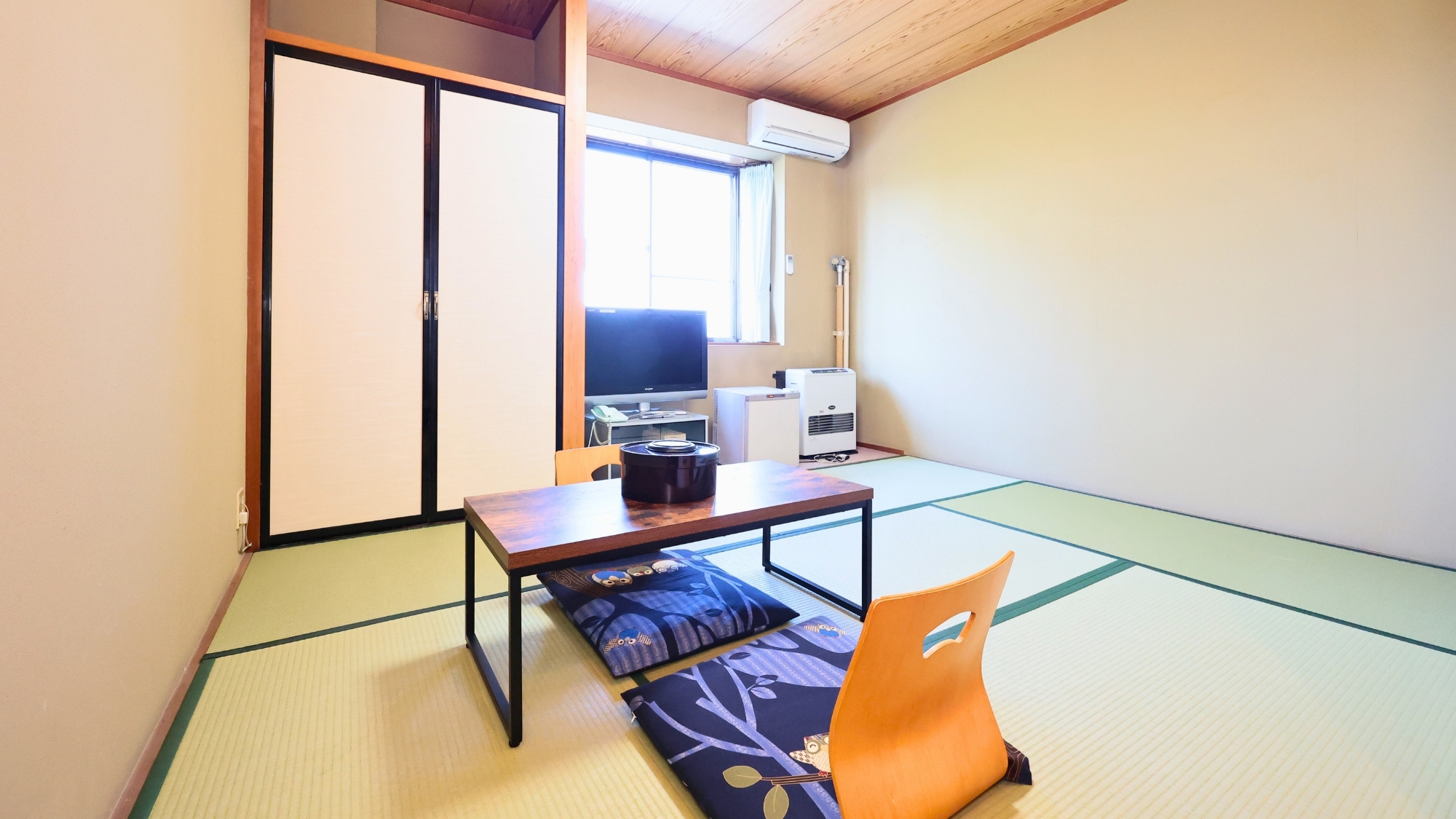 和室8畳  必要なものだけを揃えた、落ち着ける静かな和室。