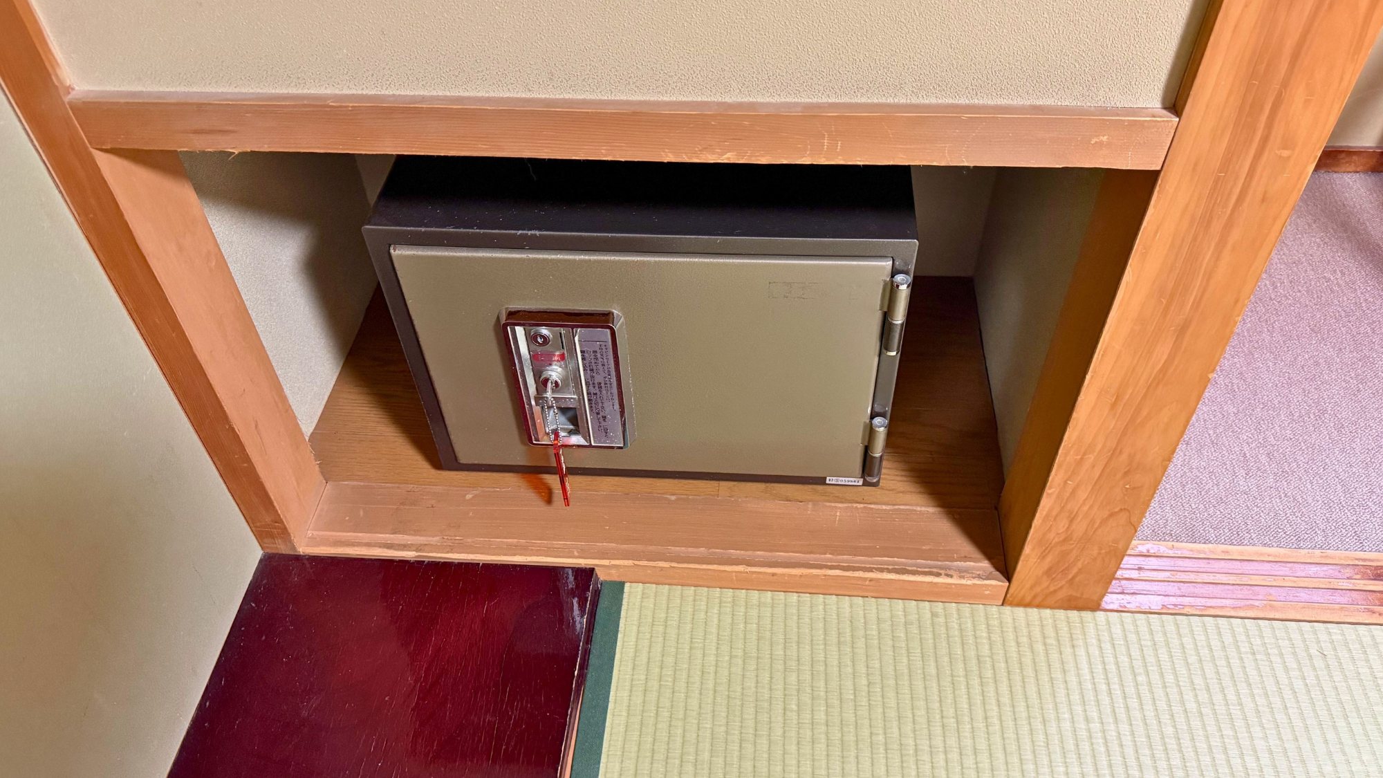 貴重品を安心して保管できるセーフティボックス