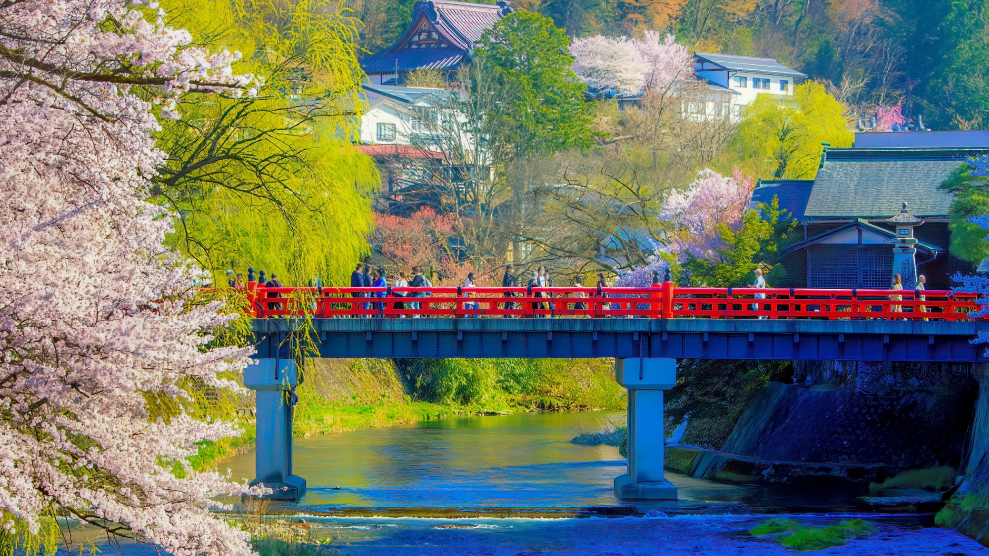 高山のシンボル的な赤い橋。桜や雪景色とのコントラストが美しく、四季折々の風景が楽しめます。