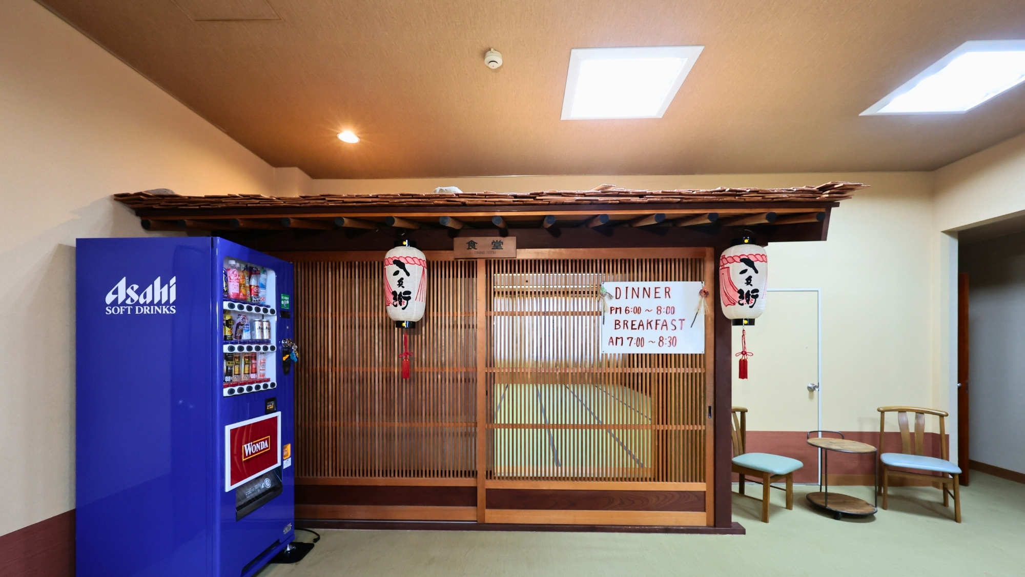 ・自販機とレストランの入り口