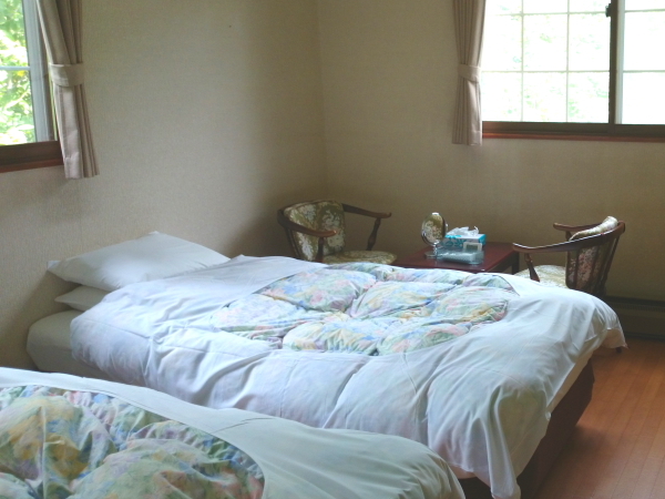 A 10 tatami room with twin beds. Corner room. (with sofa)