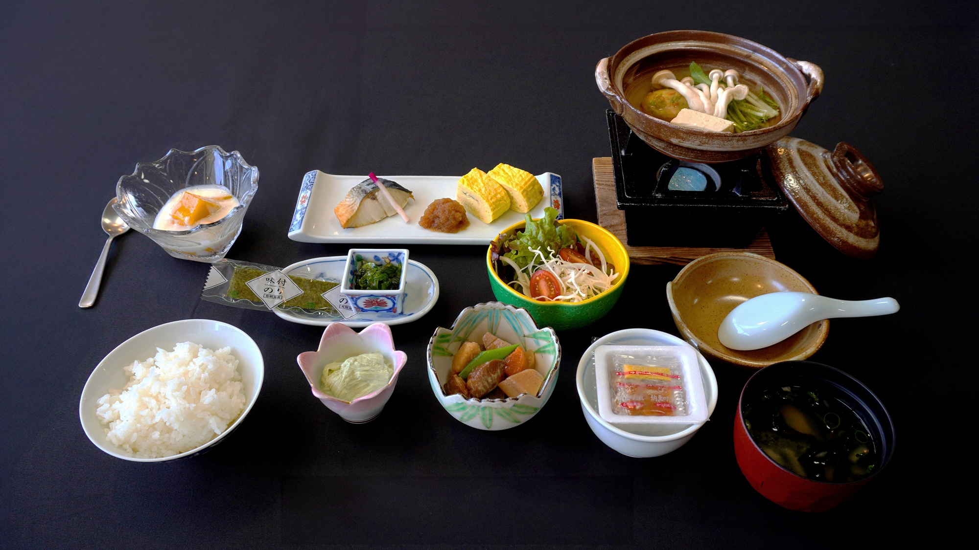 サングリーン菊川自慢の和朝食。炊きたてご飯と優しい味わいの小鉢が、旅の朝をそっと彩ります。