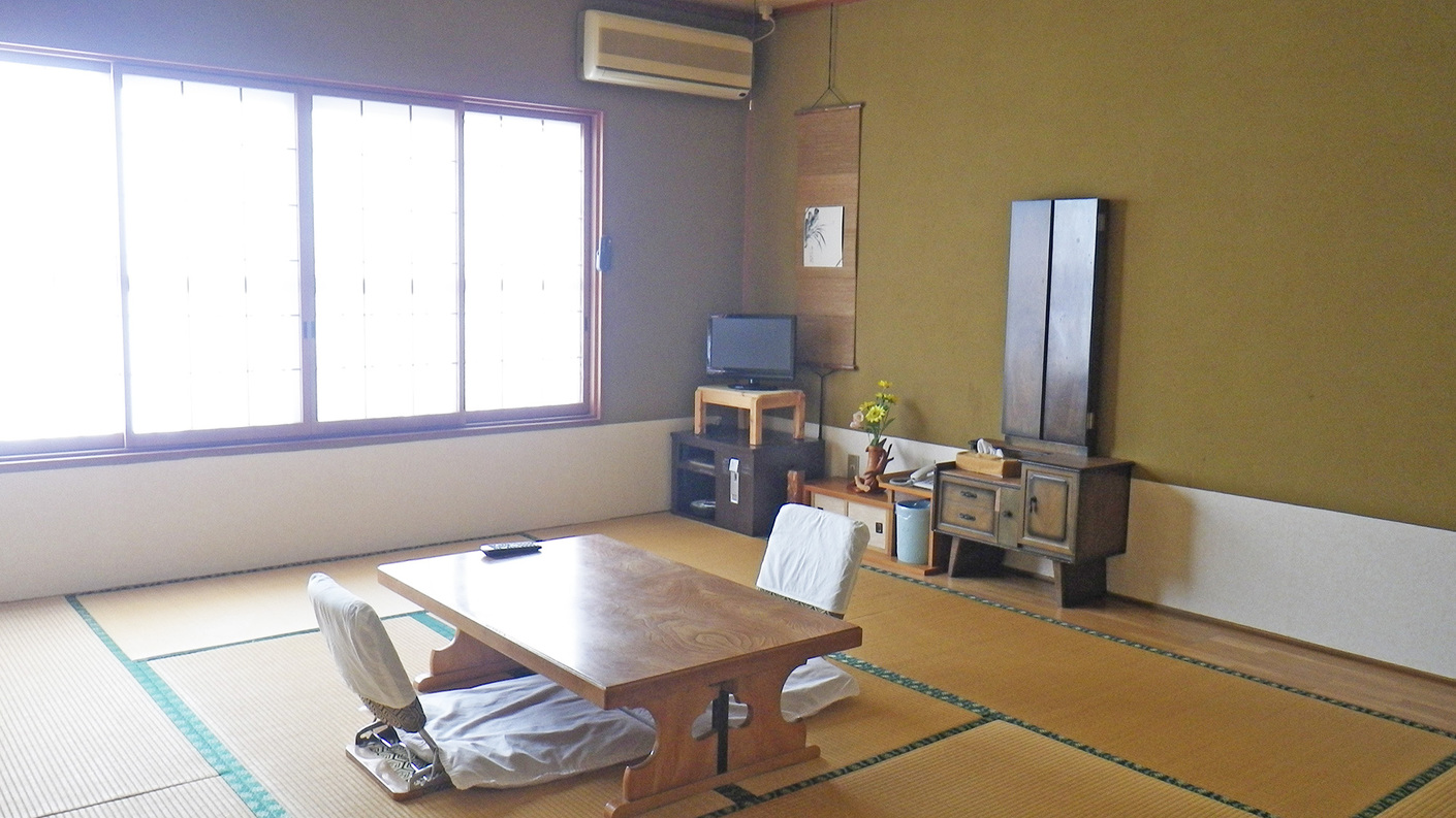 *客室一例/畳が心地よい純和風の和室。広さは人数により8畳から10畳となります。
