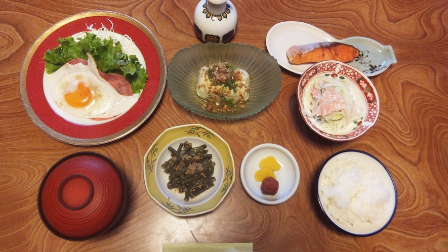 *朝食一例/ごはんとお味噌汁、親しみのある手作りのおかずを個室でのんびりどうぞ。