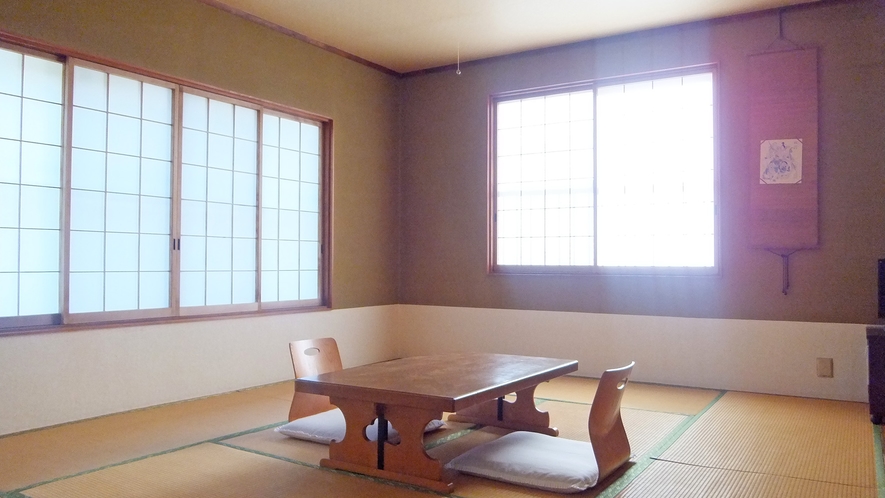 *客室一例/畳が心地よい純和風の和室。広さは人数により8畳から10畳となります。  