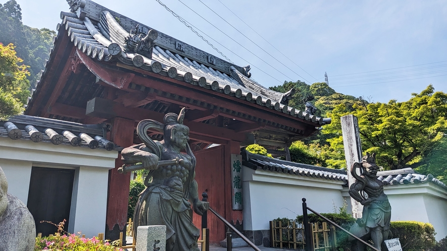 *周辺案内／徒歩1分程で、法泉寺もございます。法泉寺温泉の由来ともなっております。