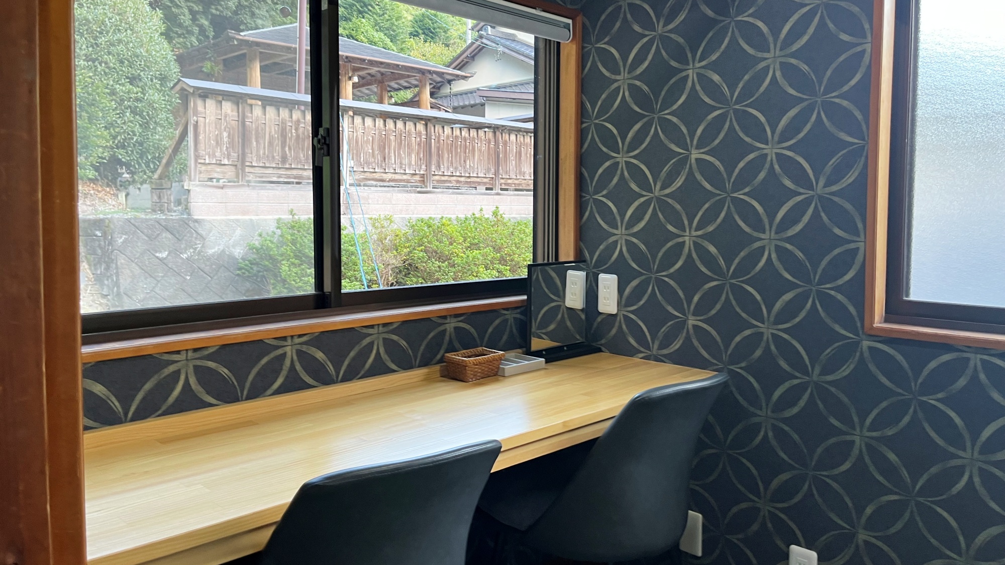 *客室一例／身支度やお仕事に便利なデスクを備えています。