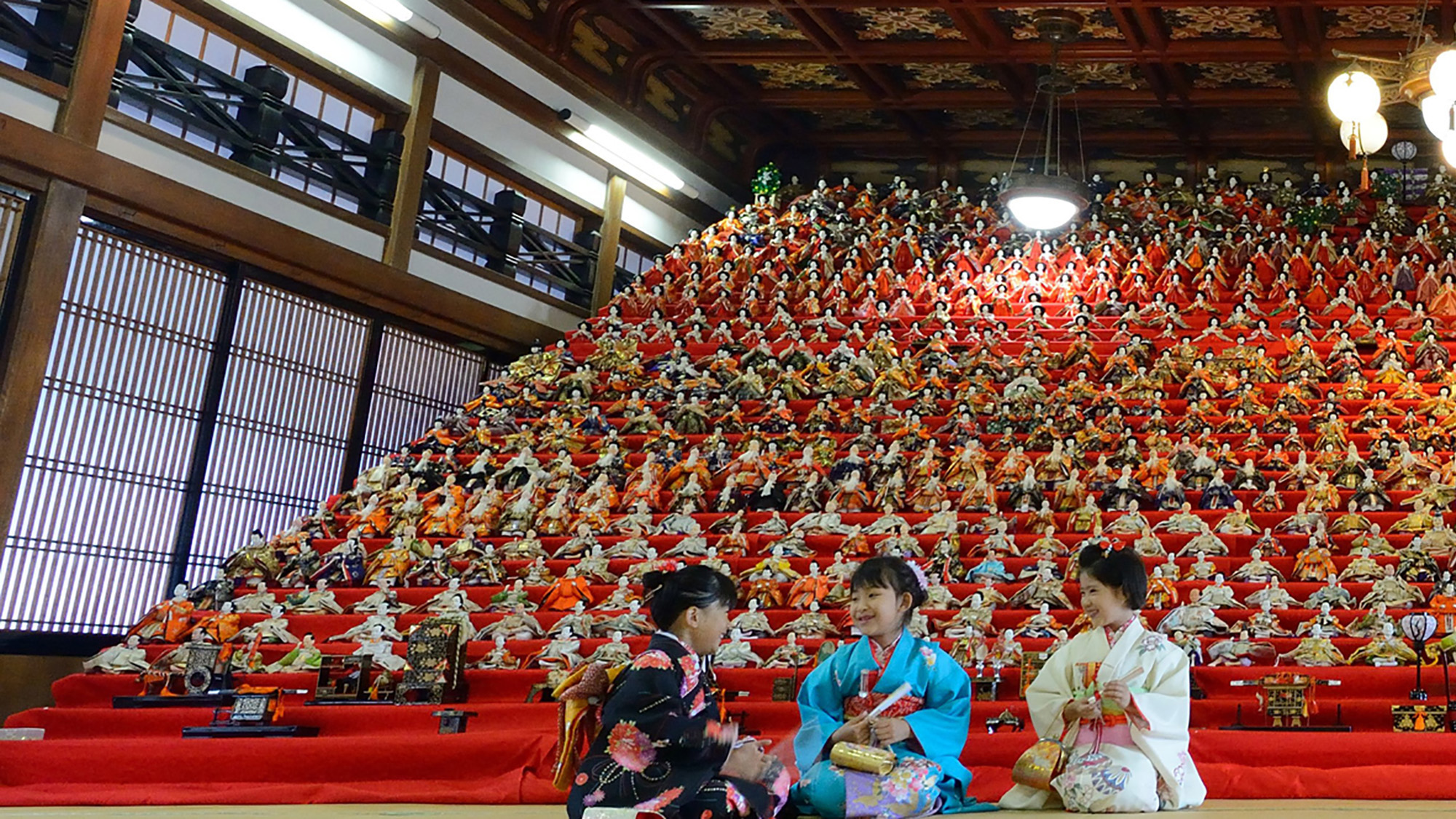 *可睡斎（かすいさい）ひなまつりは、日本最大級！32段1200体の雛人形が飾られています。