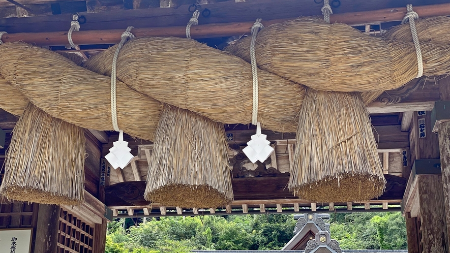 *【熊野大社】随神門にも威厳ある大きなしめ縄があります。