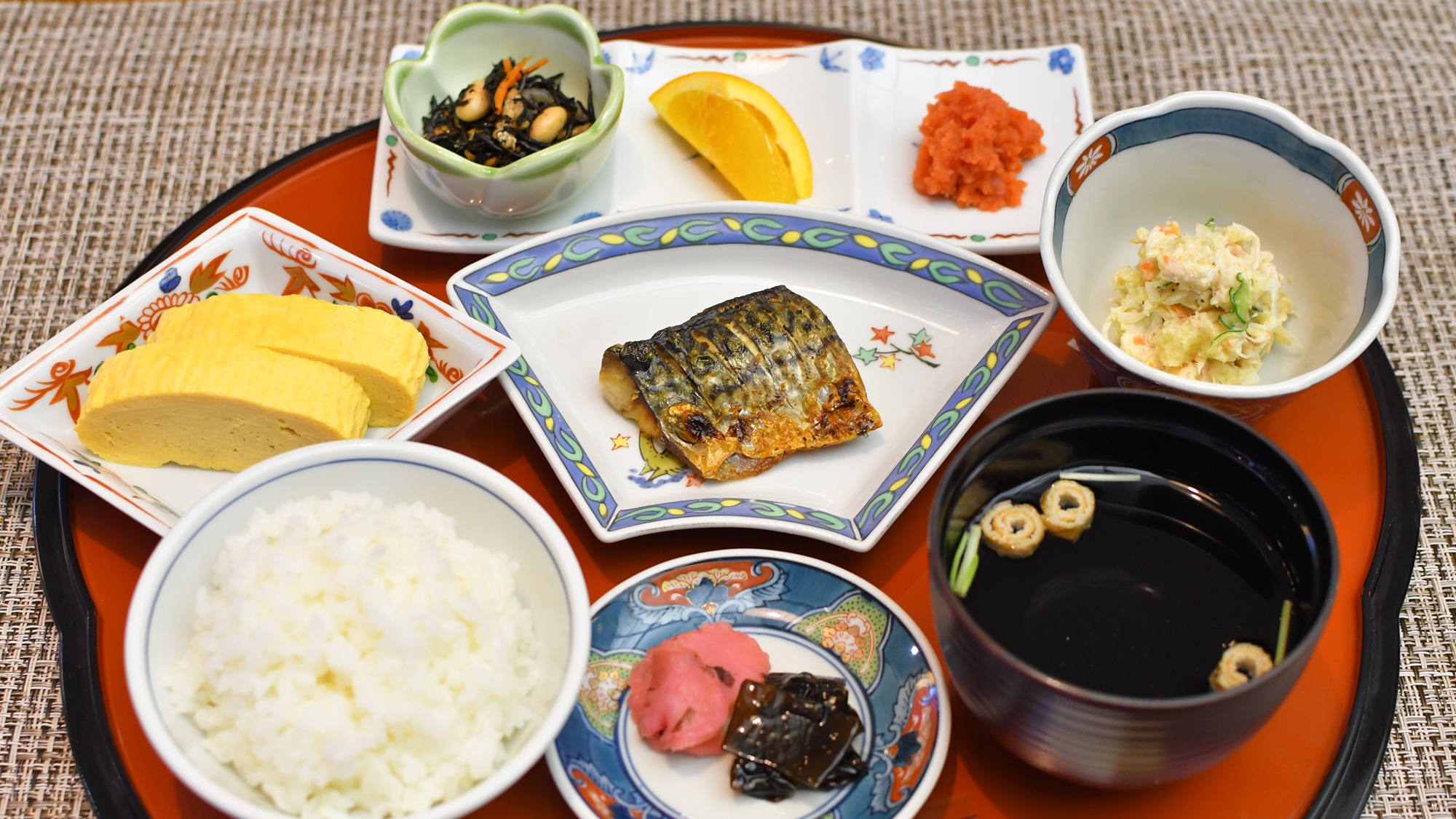 【朝食一例】奥出雲仁多米コシヒカリを中心とした、和のおかず、お味噌汁などがついた和定食です。