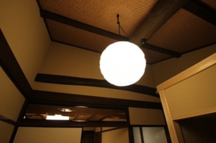 二階の天井、柔らかな和紙の明かり（Paper light by Isamu Noguchi)