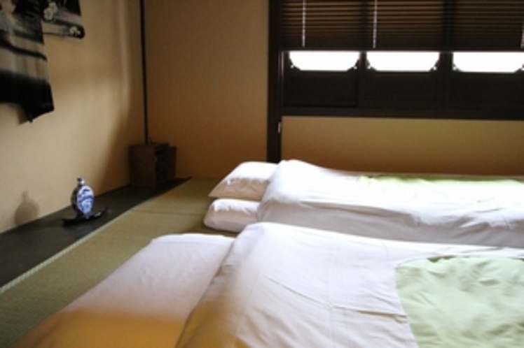 二階 表の間　寝室として(3組までお布団をひけます) Bedroom1-3available