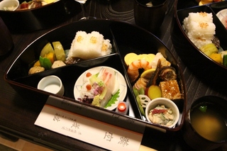 有名な祇園菱岩さんなどの仕出しのお料理を注文することもできます（事前予約が必要）