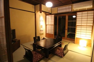 一階　奥の間　堀こたつ式の座卓でリラックス  Room with sunken seating  