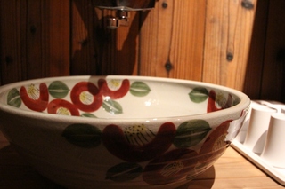 洗面所 信楽焼の椿柄のボウル Wash bowl 