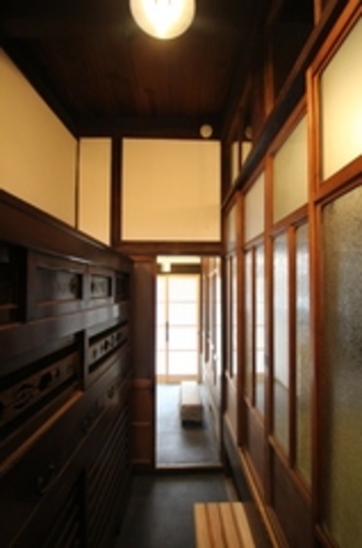 玄関から続く通り庭(土間)と水屋箪笥...Long corridor from entrance 