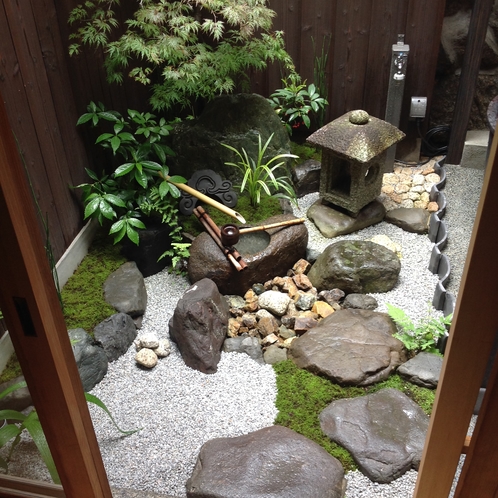 水琴窟のある坪庭は小宇宙のよう！Cute"Tsuboniwa"garden in Machiya 