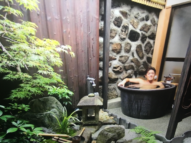 至福のひと時. 旅のお疲れを名物の露天風呂で癒してください!Open air bath!