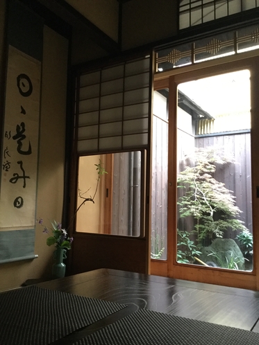お庭を眺めているひとときも京都なのです Garden view from inner room