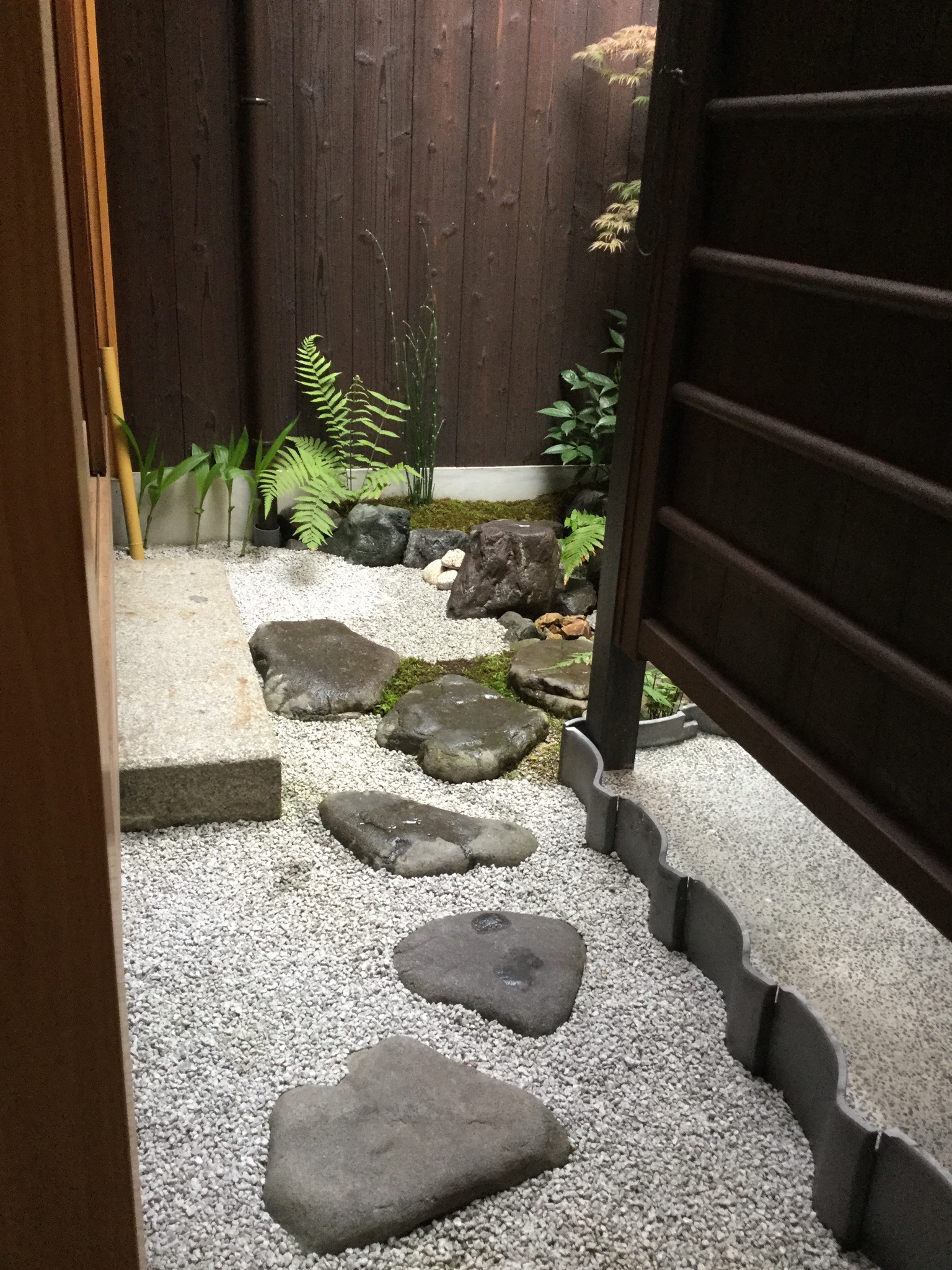 坪庭へのアプローチ  The path for “Tsuboniwa” small garden.